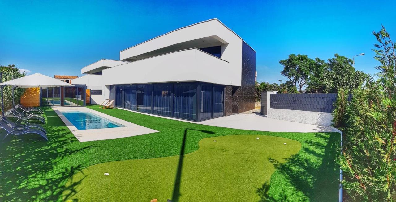 Villa Aurus - Luxury 5 Bedroom วีร์ ภายนอก รูปภาพ