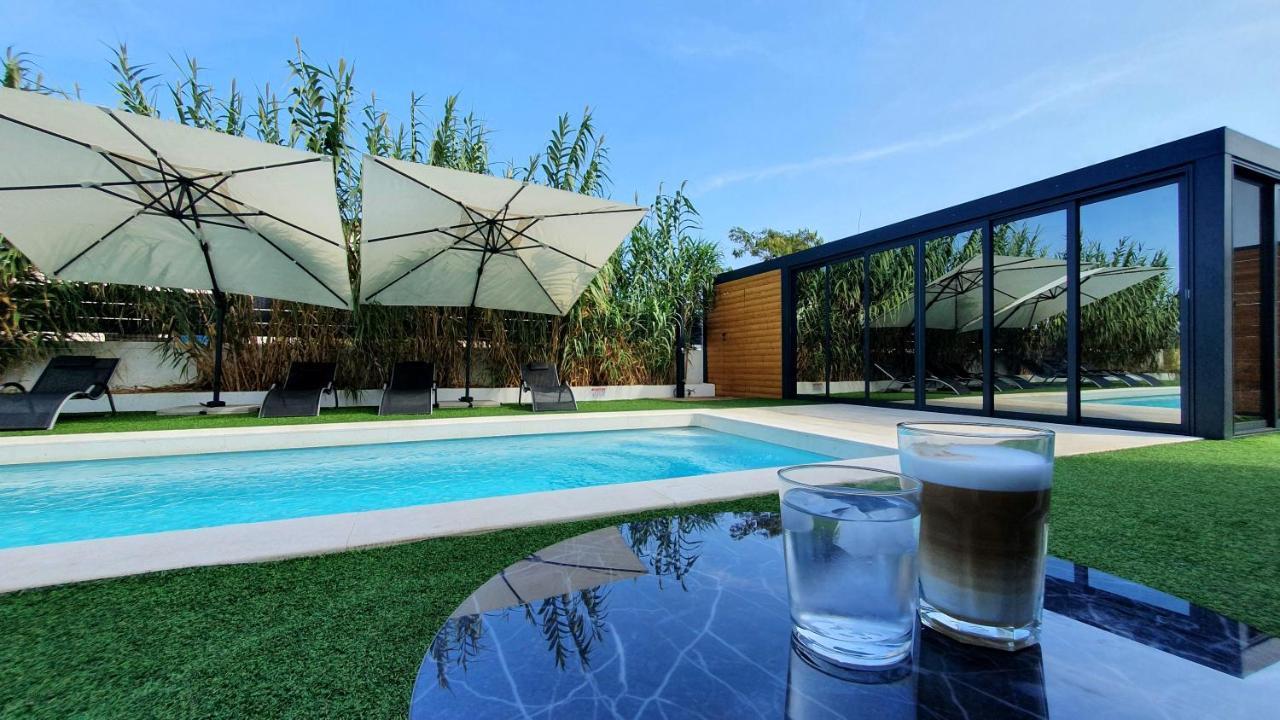 Villa Aurus - Luxury 5 Bedroom วีร์ ภายนอก รูปภาพ