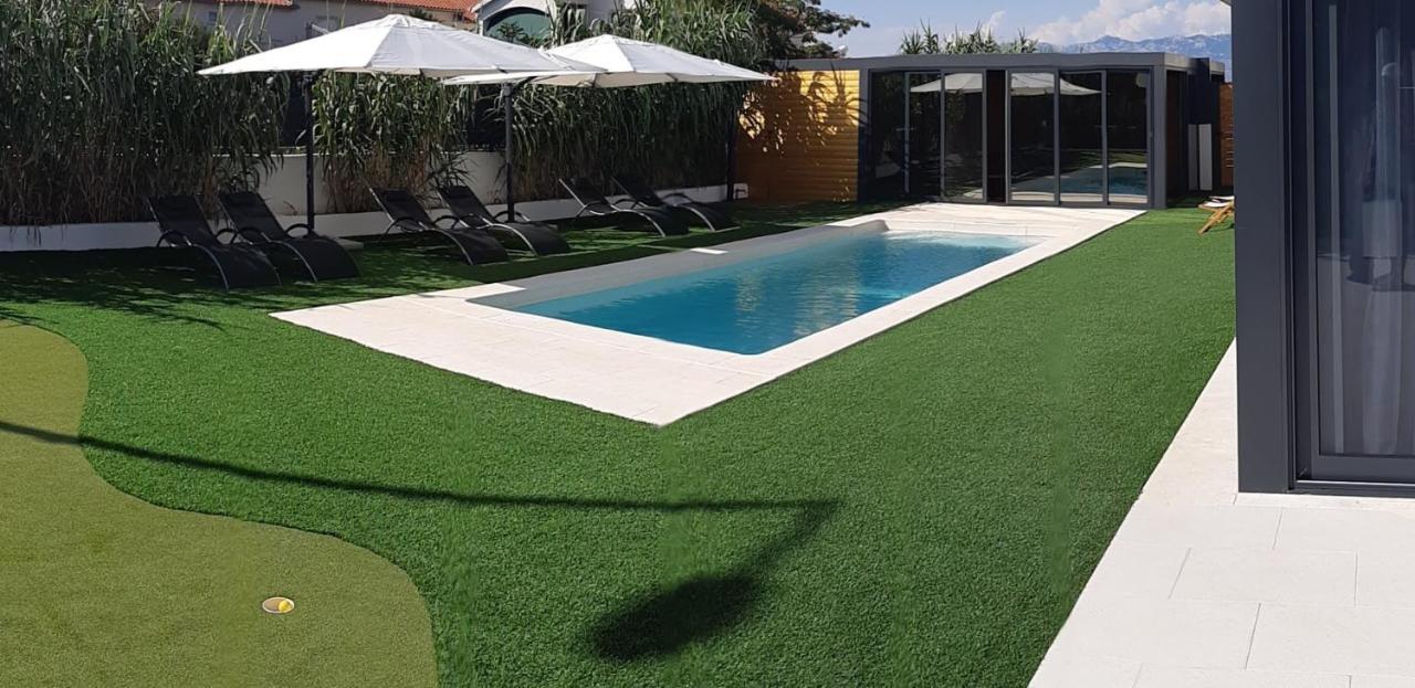 Villa Aurus - Luxury 5 Bedroom วีร์ ภายนอก รูปภาพ